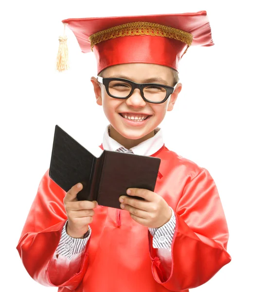 Roztomilý chlapec drží knihu — Stock fotografie