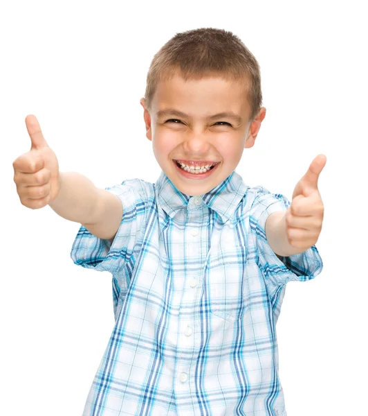 Rapaz feliz está mostrando o polegar para cima gesto — Fotografia de Stock
