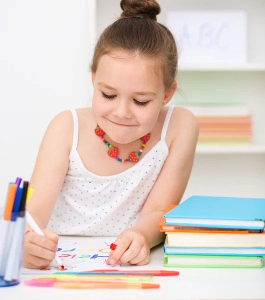 Fille mignonne dessine à l'aide de crayons — Photo