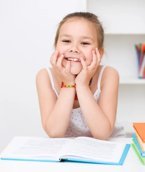 Menina bonito está segurando livro — Fotografia de Stock