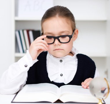 sevimli kız kitap okuma