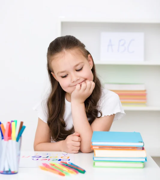 Cute girl is drawing using pencils — Stock Photo, Image