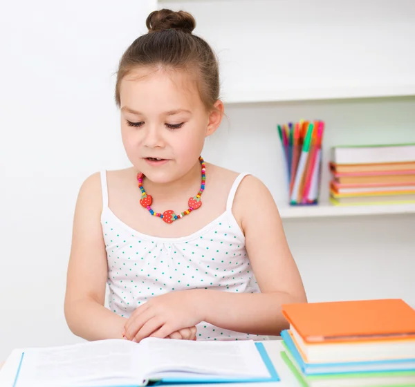 Linda chica está leyendo libro — Foto de Stock