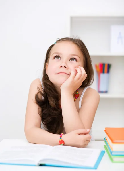 Menina bonito está lendo livro — Fotografia de Stock