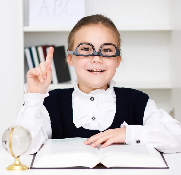 Ragazza carina sta leggendo il libro — Foto Stock