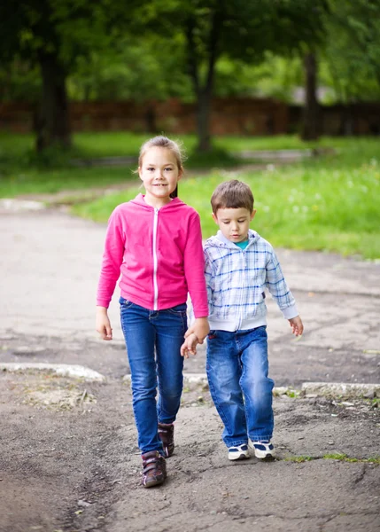 Kleine jongen en meisje gaan voor een wandeling — Stockfoto