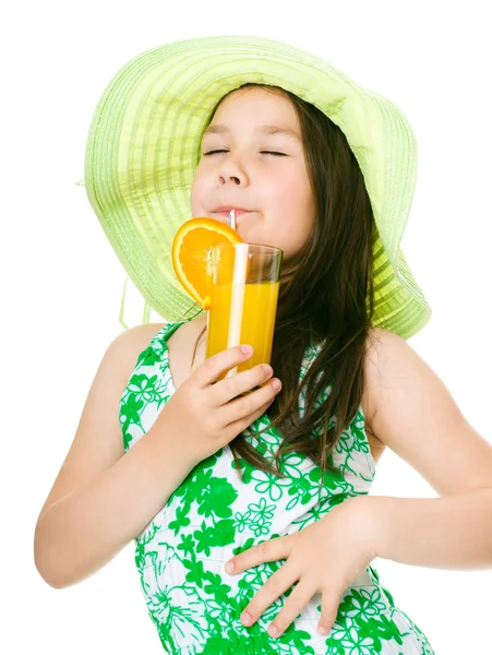 Linda chica está bebiendo jugo de naranja —  Fotos de Stock