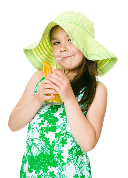 Jolie fille boit du jus d'orange — Photo