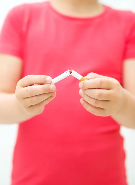 Young girl is breaking a cigarette — Stock Photo, Image