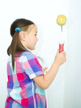 Kız boya silindiri ile bir inşaat işçisi olarak