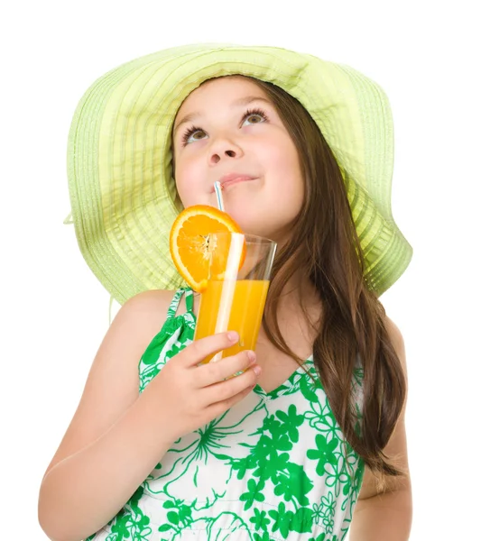 Linda chica está bebiendo jugo de naranja — Foto de Stock