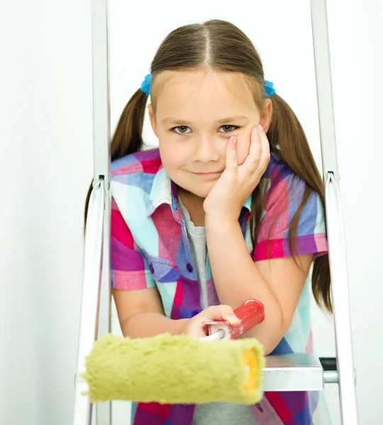 Ragazza come operaio edile con rullo di vernice — Foto Stock