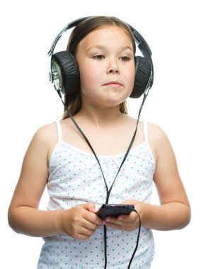 küçük kız kulaklık kullanarak müzik keyfi