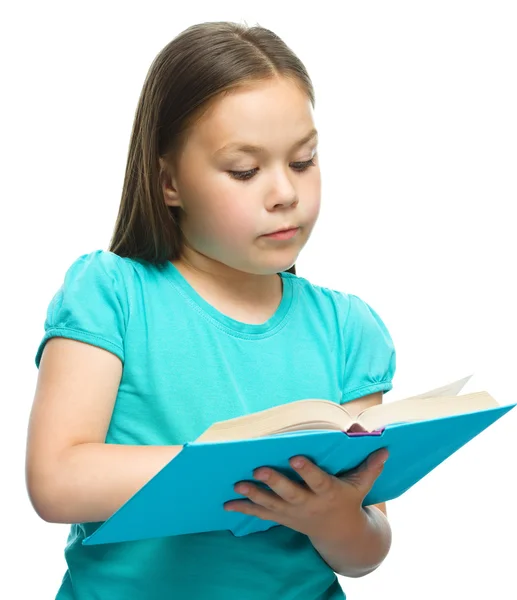 Menina bonito está lendo livro — Fotografia de Stock