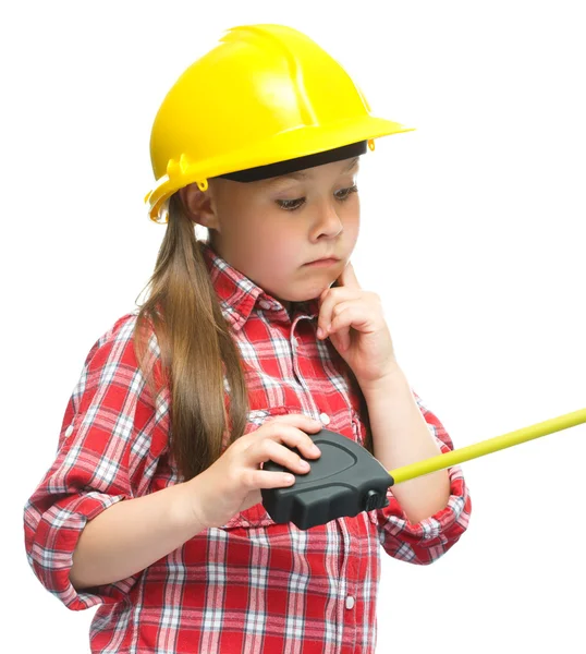 巻尺と建設労働者としての女の子 — ストック写真