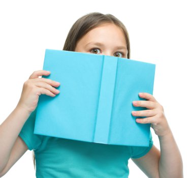 sevimli kız kitap okuma