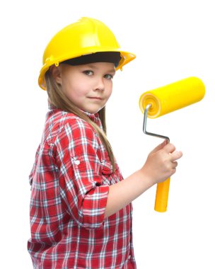 Kız boya silindiri ile bir inşaat işçisi olarak