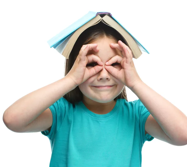 Menina bonito está lendo livro — Fotografia de Stock