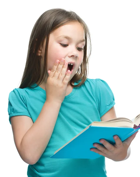 Menina bonito está lendo livro — Fotografia de Stock