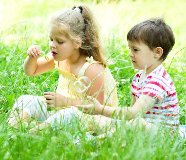 kız ve oğlan sabun köpüğü üfleme