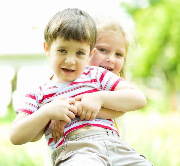 Children are playing in autumn park — Stock Photo, Image