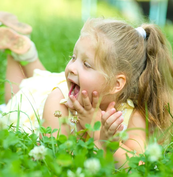 Young girl is playing outdoors — Stock Photo, Image