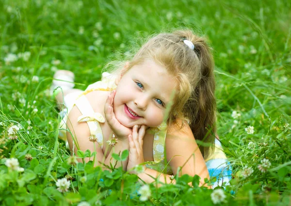Chica joven está jugando al aire libre —  Fotos de Stock