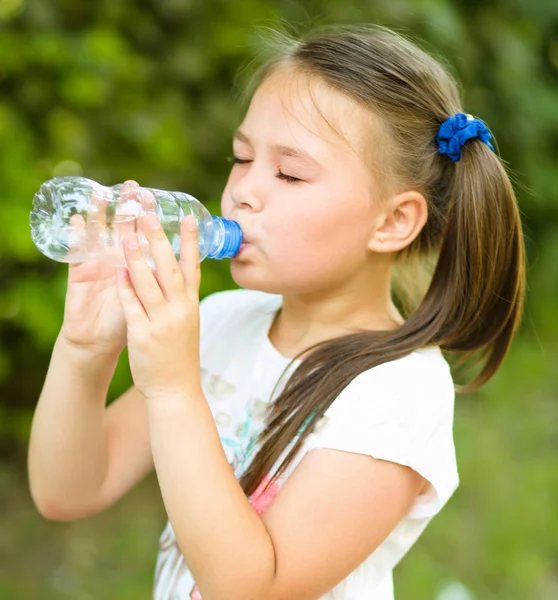 Nettes Mädchen trinkt Wasser aus einer Plastikflasche — Stockfoto