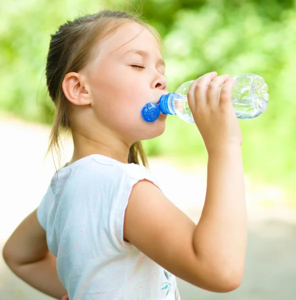 Ragazza carina beve acqua da una bottiglia di plastica — Foto Stock