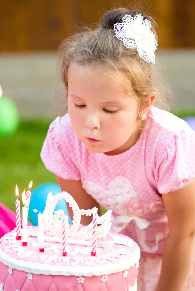 어린 소녀는 그녀의 생일을 축 하 — 스톡 사진