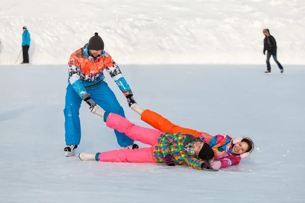 Young people, friends, winter ice-skating on the frozen lake — Stock Photo, Image