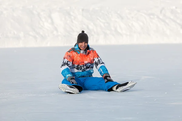 Jongen, één schaatsen op de bevroren meer — Stockfoto