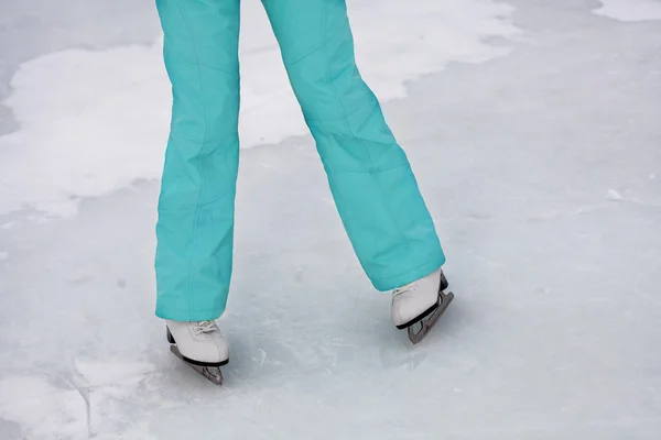 Jong meisje schaatsen op de bevroren meer — Stockfoto