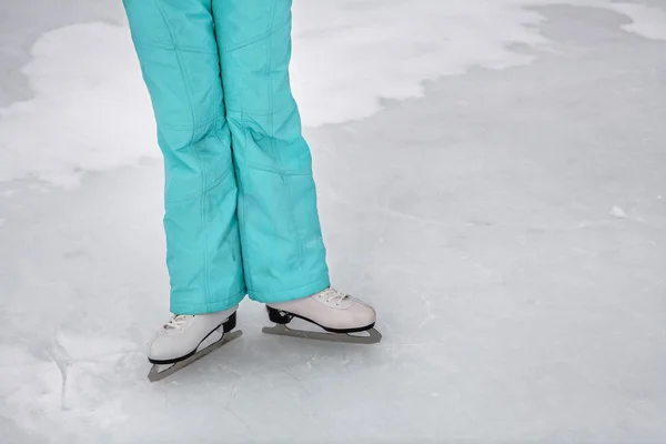 Молодая девушка катается на коньках по замерзшему озеру — стоковое фото