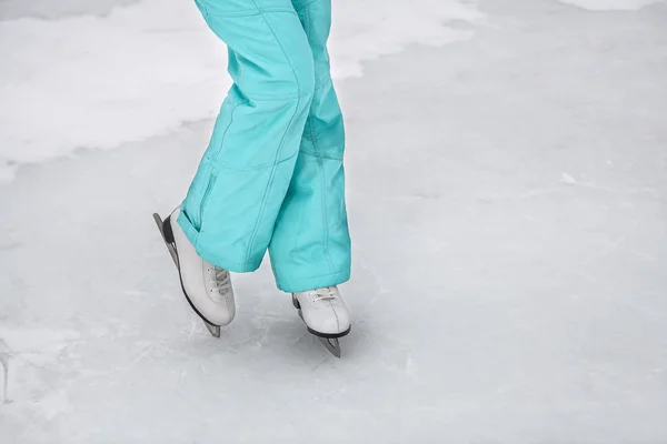 Mladá dívka, bruslení na zamrzlém jezeře — Stock fotografie