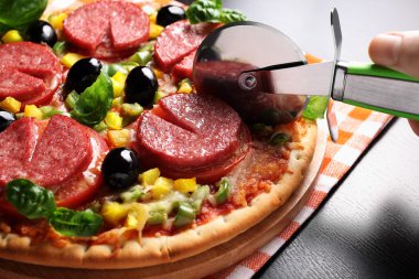 Pizza domates, salam, zeytin ve fesleğen ile