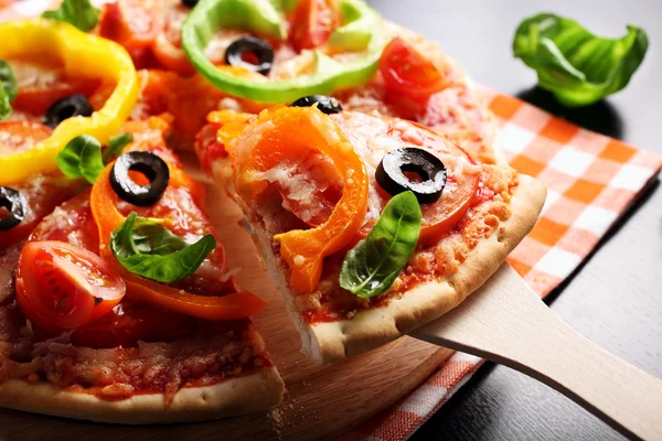 Vejetaryen pizza biber, domates, zeytin, fesleğen ile