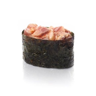 suşi, somon, beyaz bir arka plan üzerinde keskin