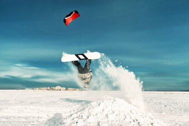 donmuş bir gölün bir snowboard üzerinde kiting
