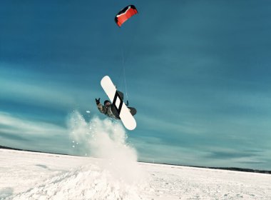 donmuş bir gölün bir snowboard üzerinde kiting