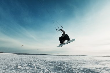 donmuş bir gölün bir snowboard üzerinde kiting