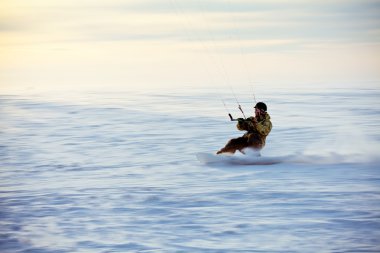 donmuş bir gölün bir snowboard üzerinde kiting