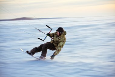 donmuş bir gölün bir snowboard üzerinde kiting