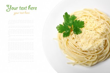 (örnek metin ile plaka beyaz zemin üzerine pişmiş spagetti)