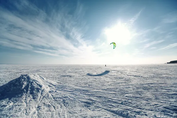 Kite i den blå himlen, vinter ridning en drake — Stockfoto