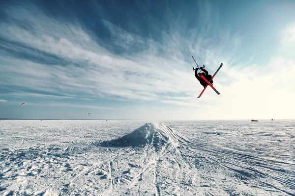 Kite i den blå himlen, vinter ridning en drake — Stockfoto