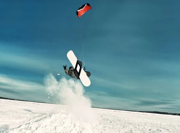 Kite en una tabla de snowboard en un lago congelado — Foto de Stock