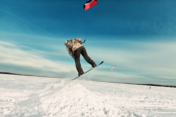 Kite en una tabla de snowboard en un lago congelado — Foto de Stock