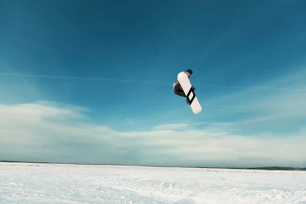 Kiteolni, a snowboard, a befagyott tó — Stock Fotó