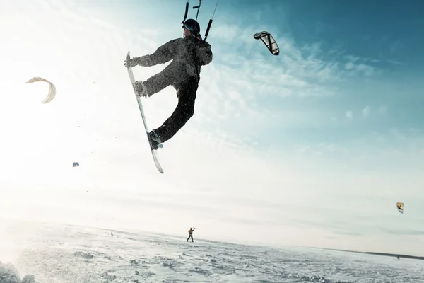 Vliegeren op een snowboard op een bevroren meer — Stockfoto